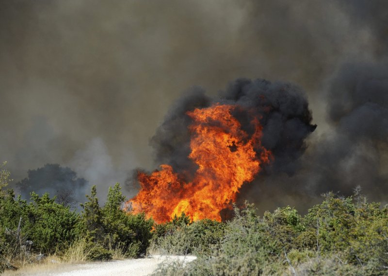 Požar na Dinari koji je iz Hrvatske prešao u BiH guta sve pred sobom