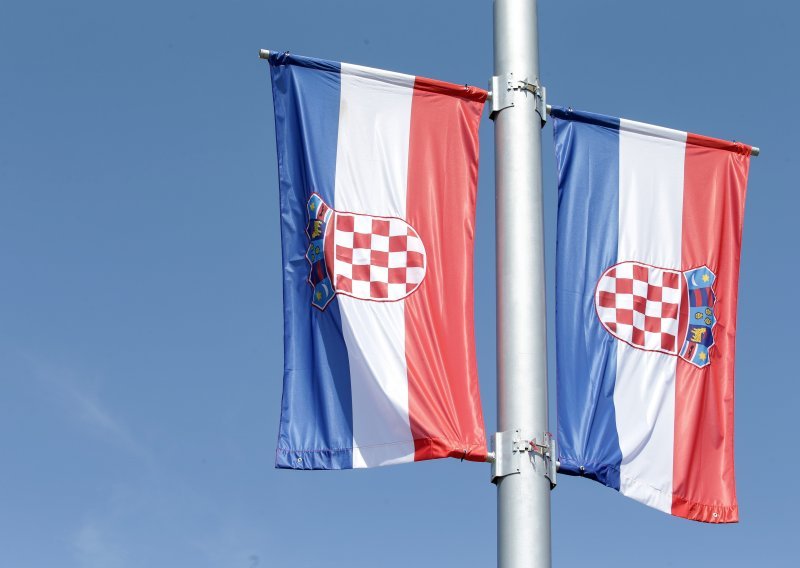 Bandićev gaf uoči 'Oluje': Na Domovinskom mostu izvjesili pogrešnu hrvatsku zastavu