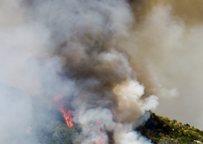 Zbog požara na Korzici evakuirano 700 ljudi