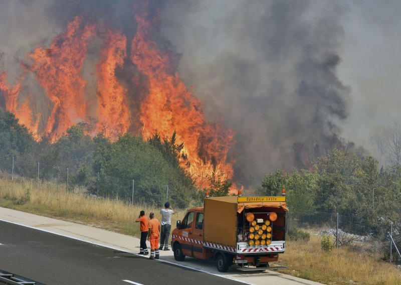 [VIDEO] Dalmacija opet gori: Zatvorena brza cesta Solin - Klis, vatrogasci rastrgani