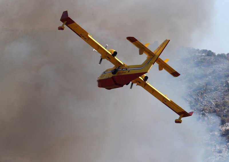 Kanaderi i helikopter u subotu gasili požare kod Zadra i Labina Dalmatinskog
