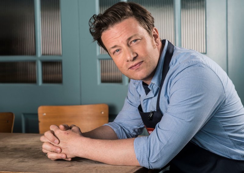 Ruši se kula od karata: Jamie Oliver najavio i prodaju dva steakhouse restorana