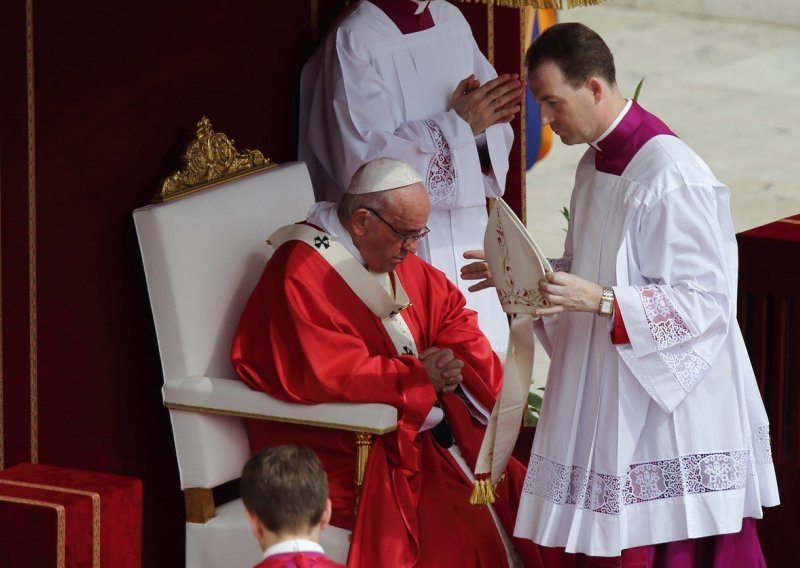 Papa Franjo obvezao se na borbu protiv seksualnih predatora među svećenicima