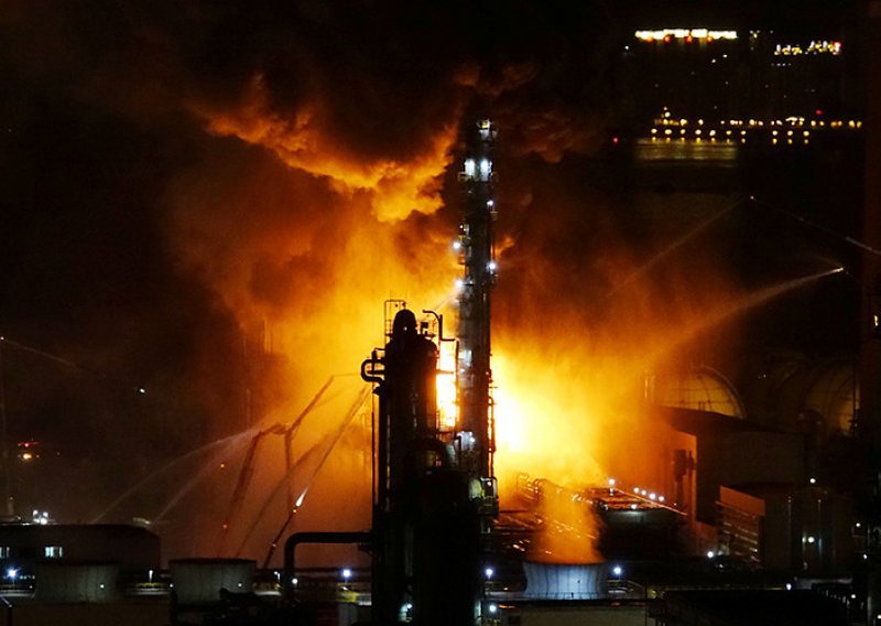 Požar u kineskoj rafineriji nafte gasilo više od 600 vatrogasaca