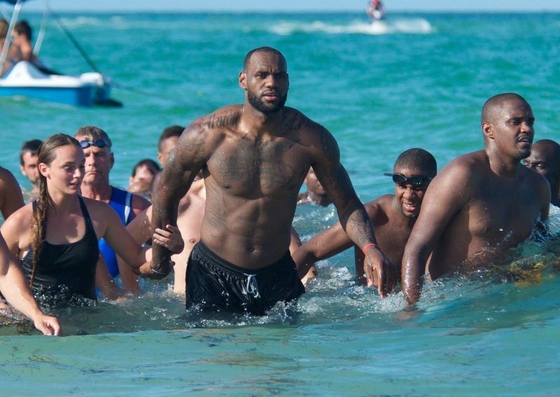 Hrabri LeBron James bez razmišljanja je skočio u more i spasio prijatelja