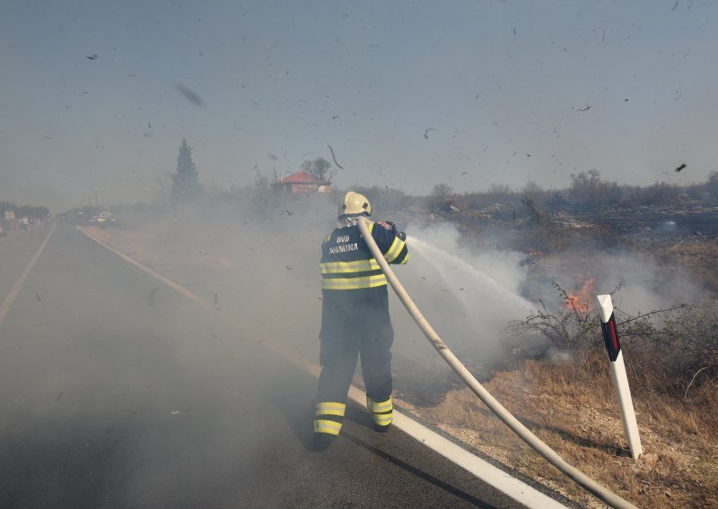 Opasan požar kod Korenice, ako zahvati odlagalište otpada došlo bi do katastrofe