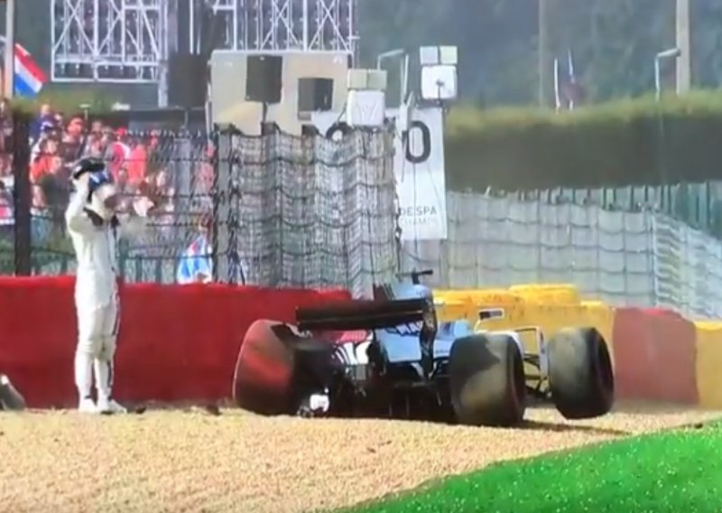 Massa dobio dopuštenje utrkivati se pa šokirao: Odmah se zabio u ogradu!