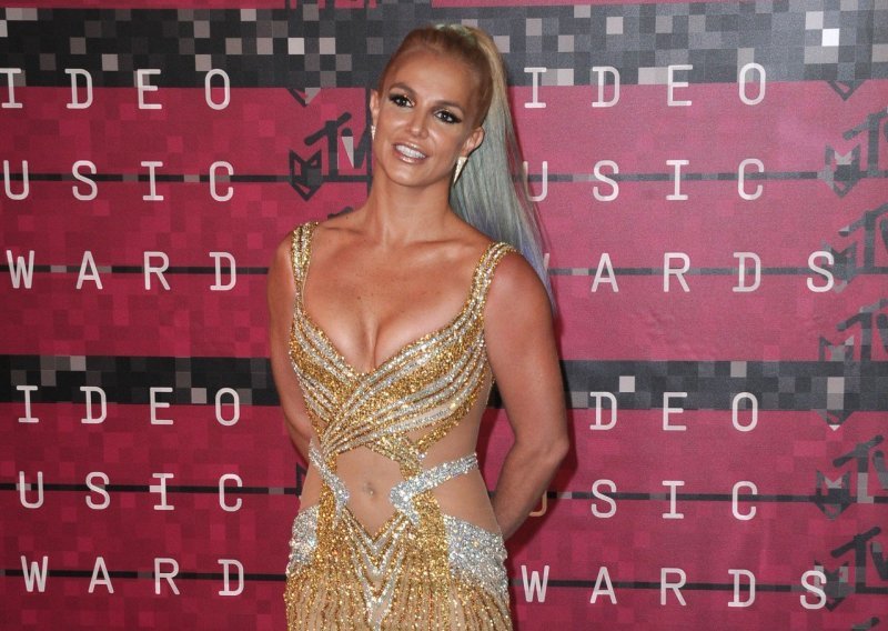 Britney Spears izgleda bolje no ikad i ne srami se to pokazati u oskudnom bikiniju