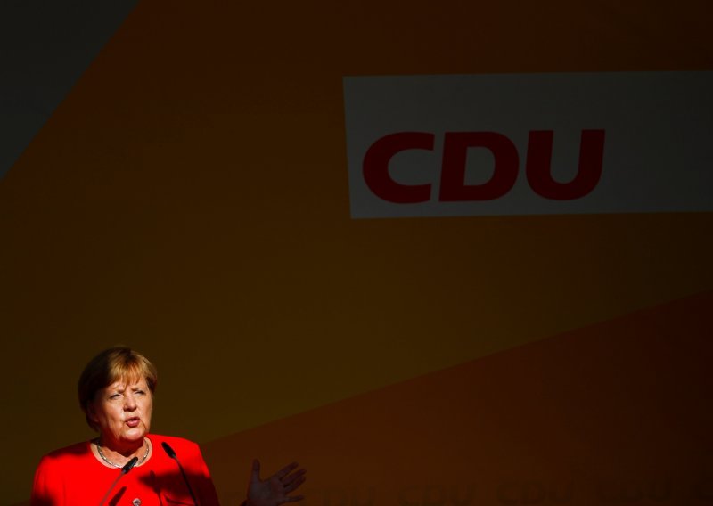 Merkel i njemački zastupnici primili prijeteća pisma