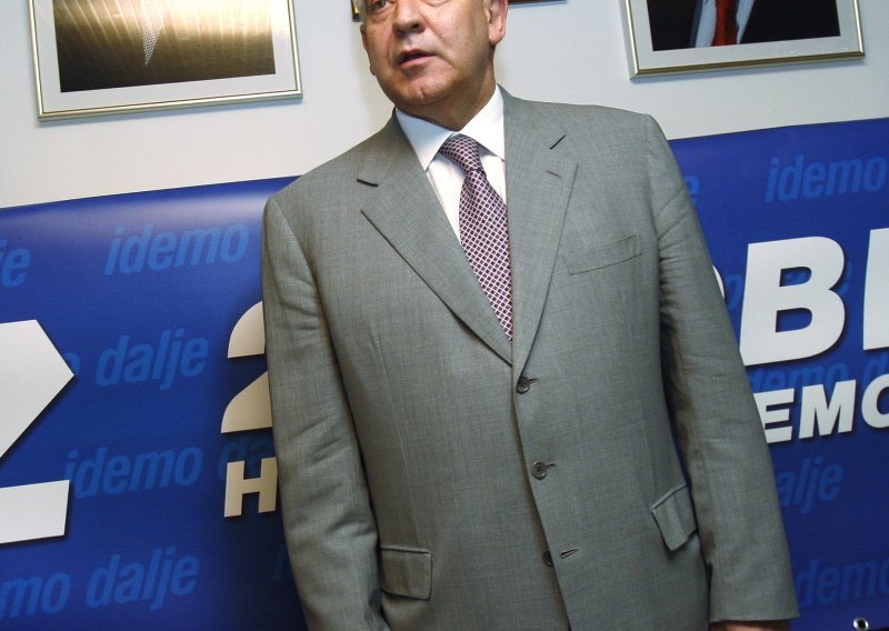 Josipović treba oduzeti odlikovanja Sanaderu