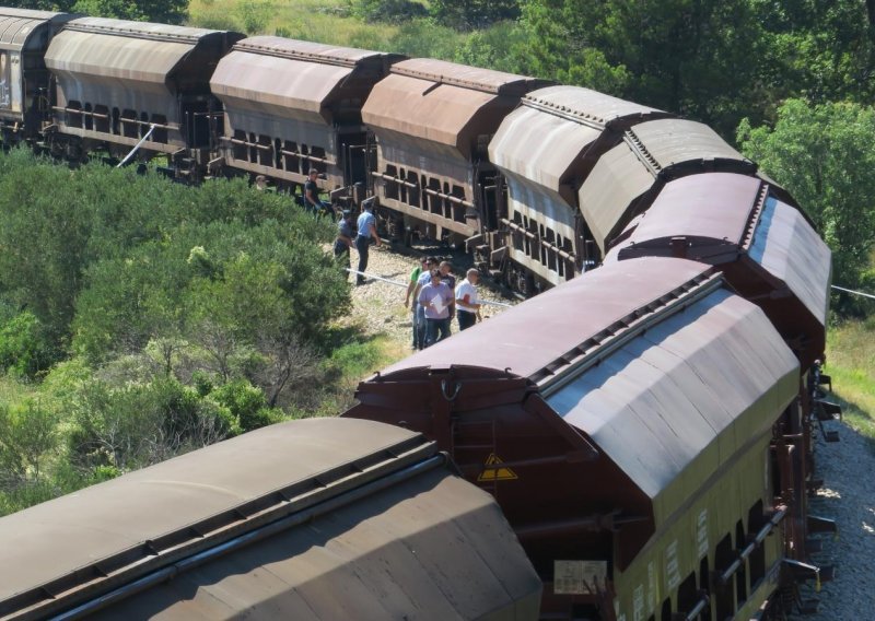 Teretni vlak oštetio prugu kod Novoselca; promet u prekidu