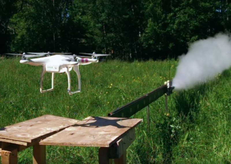 Kako srediti dosadne dronove? Pokušajte s katanom na raketni pogon!