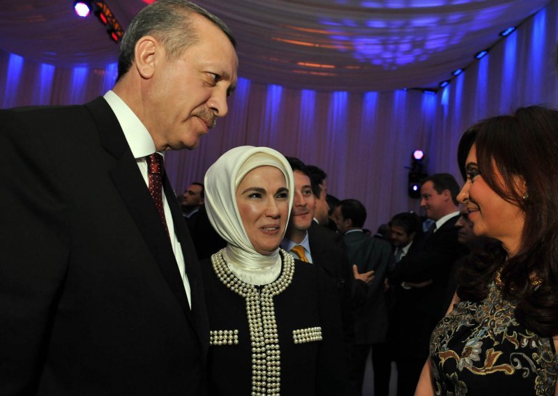 Erdoganova supruga ispalila biser: Haremi su bili škola za život
