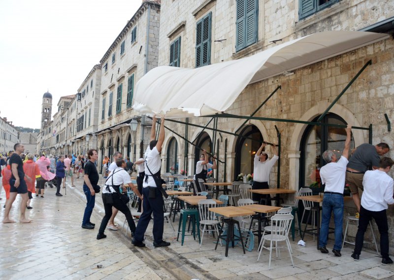 Kaos u Dubrovniku: Olujni vjetar s kišom rušio stabla, trgao tende