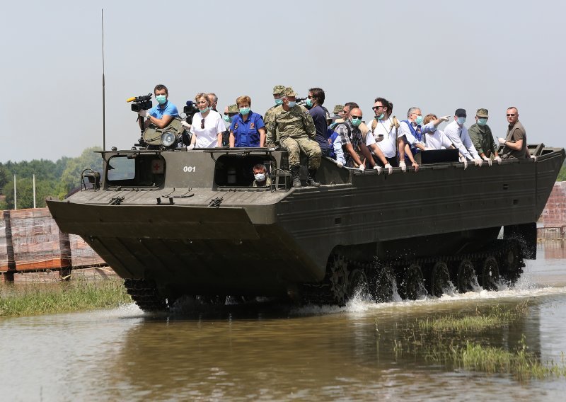 Vojska pomaže u obrani od poplava u Ogulinu, u pripravnosti još 259 vojnika