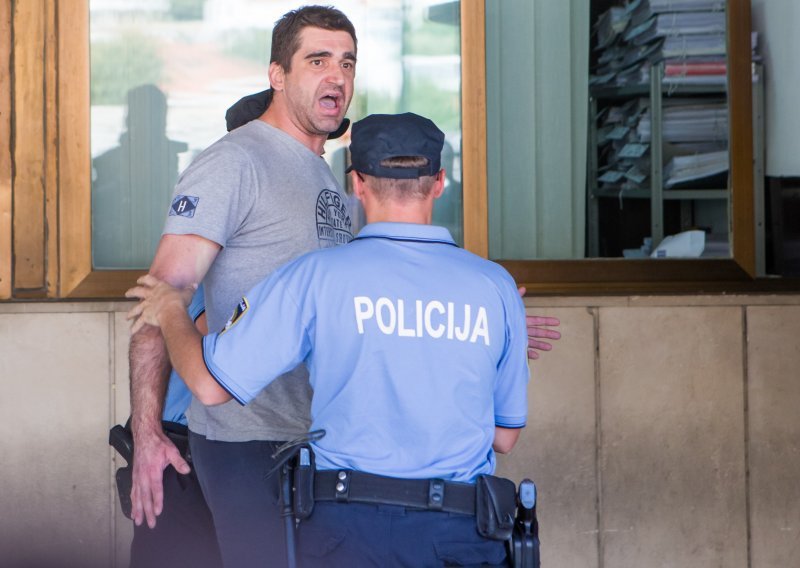 Osumnjičenik za oružanu pljačku u Dubrovniku psovao i pljuvao na novinare