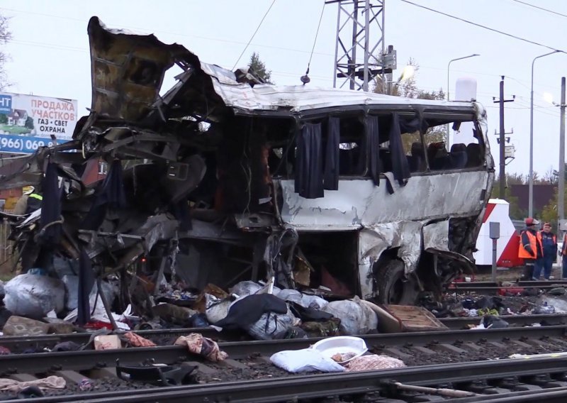 Najmanje 16 poginulih nakon što se vlak zabio u prepuni autobus