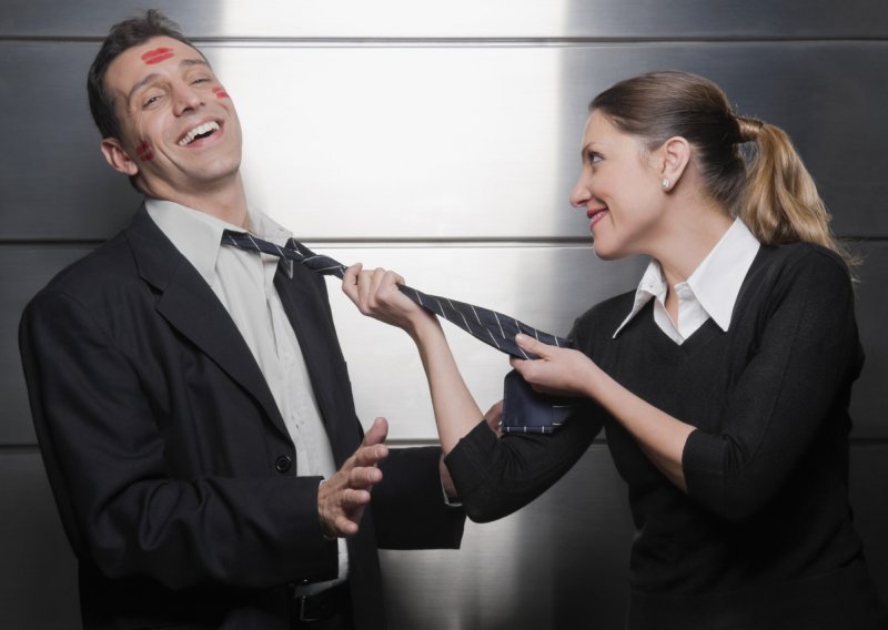 Evo zašto muškarci flertuju na radnom mjestu