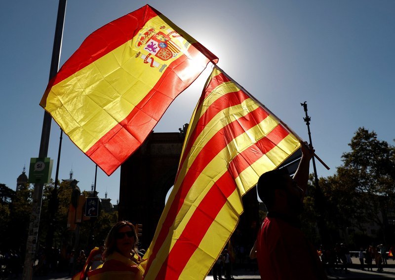 Kontraprosvjed u Barceloni: I nobelovac Vargas Llosa protiv katalonske neovisnosti