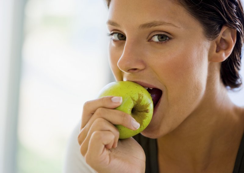 Osam zdravih razloga da pojedete jabuku