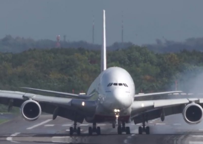 Ako se bojite letenja, nemojte gledati slijetanje ovog Airbusa A380 u Düsseldorf