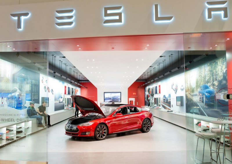 Tesla: Nismo obvezni napraviti automobil koji se ne može sudariti