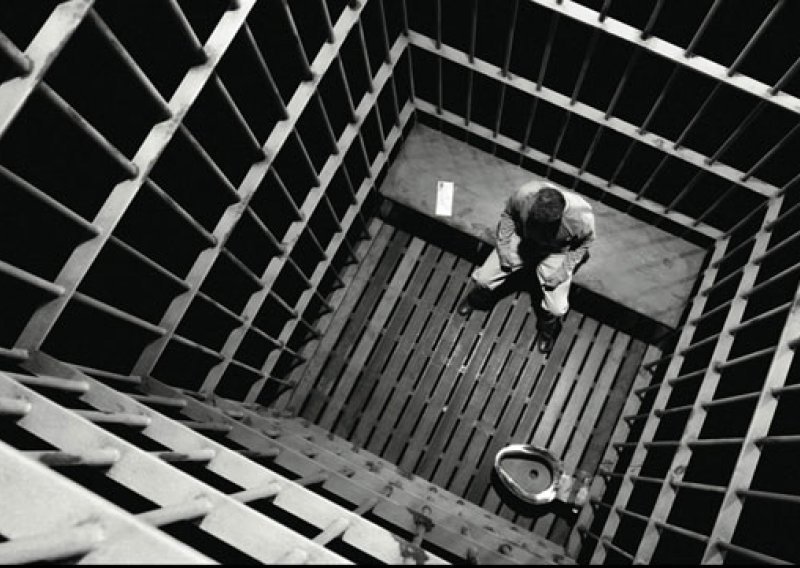 Zatvoreniku u Srbiji na nogu stavljen odašiljač