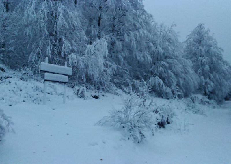 Pogledajte kako je snijeg jutros zabijelio Velebit