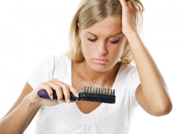 Pet loših navika zbog kojih vam ispada kosa