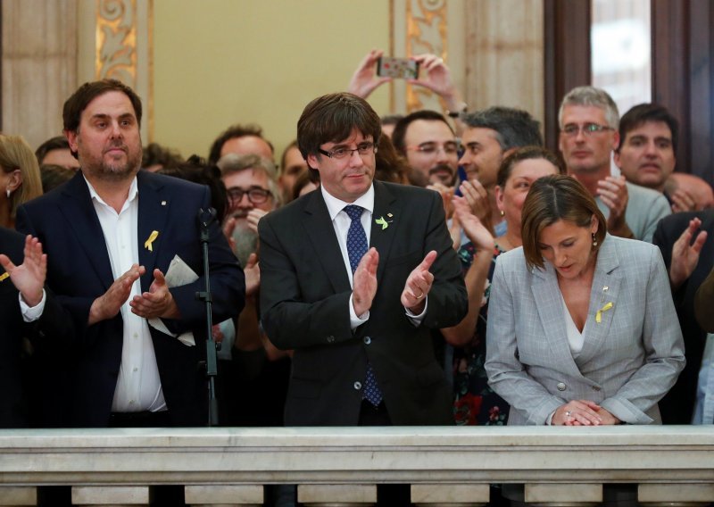 Kataloniju sad i službeno vode bjegunci, premijer odletio u Bruxelles