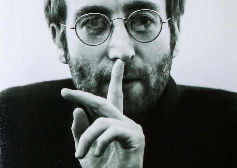 Nikad viđene fotografije Johna Lennona uskoro će se naći na dražbi