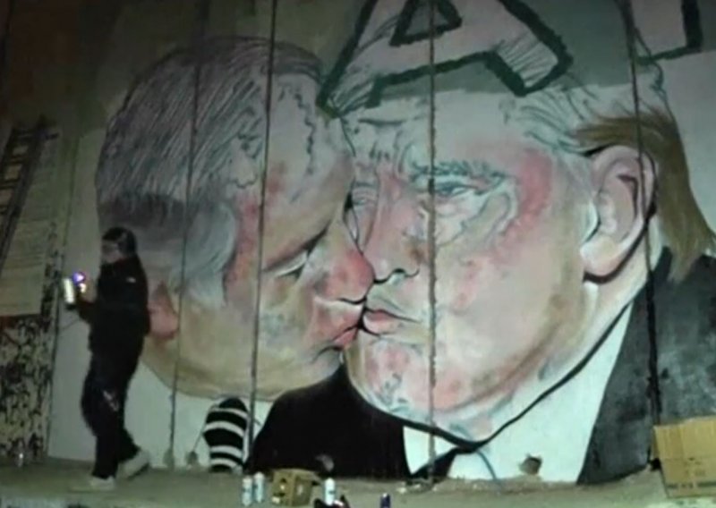 Mural na kojem se ljube Trump i Netanyahu osvanuo na zidu na Zapadnoj obali