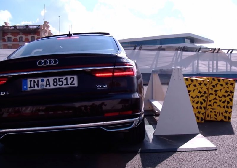Pogledajte kako Audijev aktivni ovjes podiže auto i štiti putnike od bočnog sudara