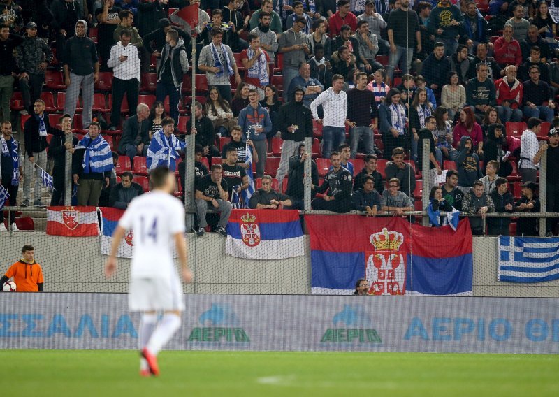 Provokacija na stadionu; evo čije su zastave dočekale hrvatske nogometaše
