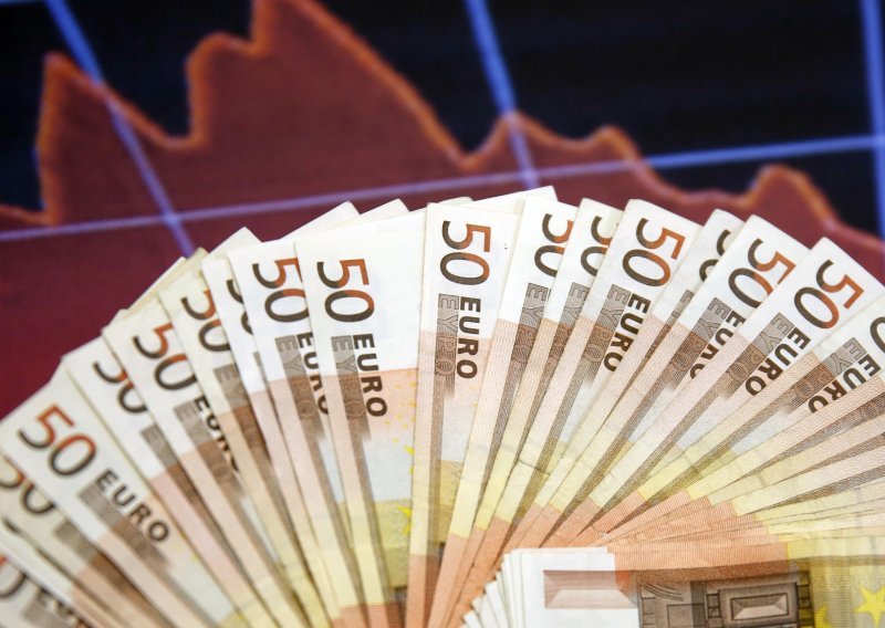 PBZ: Rastu euro i kamatne stope, HNB treba intervenirati