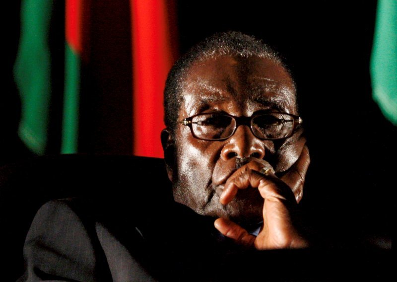 Mugabe se obratio javnosti porukom: 'Ostajem predsjednik!'