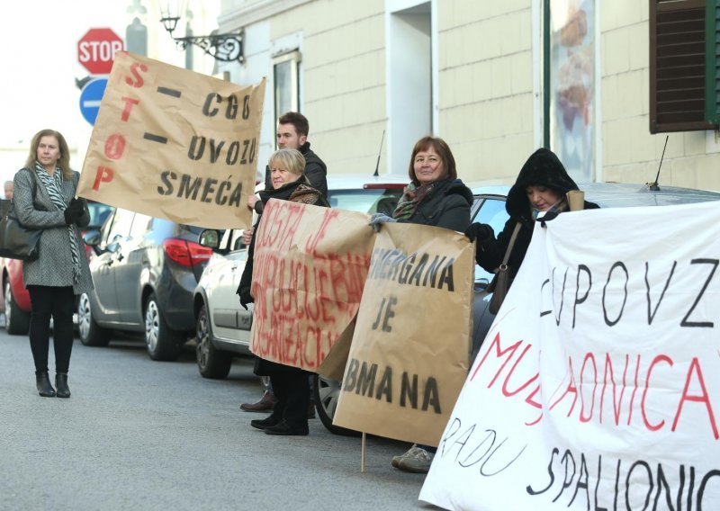 Prosvjed ispred Gradske skupštine zbog uvoza smeća iz Zagrebačke županije