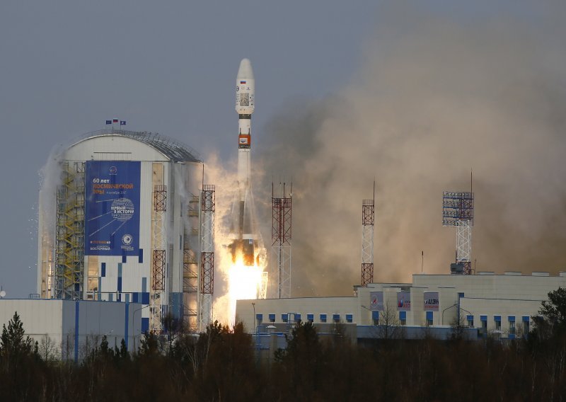 Raketa Sojuz poletjela s tri astronauta