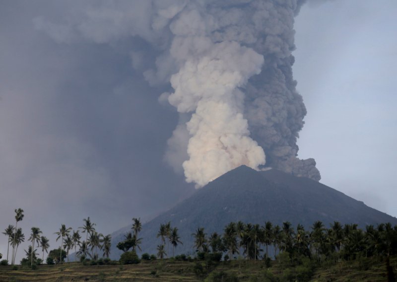 Zbog vulkana Mount Agung zračna luka na Baliju ostaje zatvorena i u srijedu