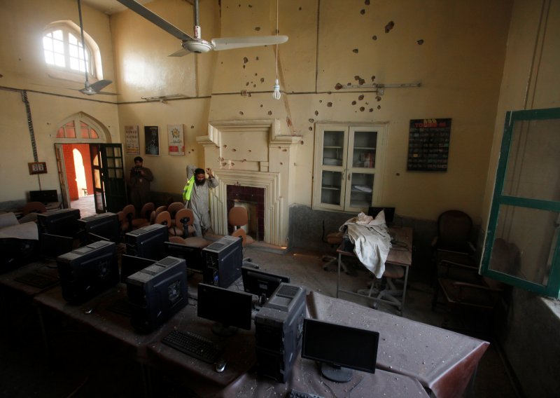 Talibani prerušeni u burke izrešetali studente u Pakistanu