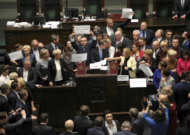 Policija probila blokadu poljskog parlamenta, Szydlo i Kaczynski izašli