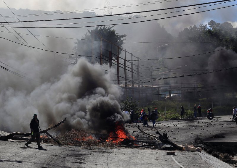 Honduras i dalje bez predsjednika, sve više prosvjeda