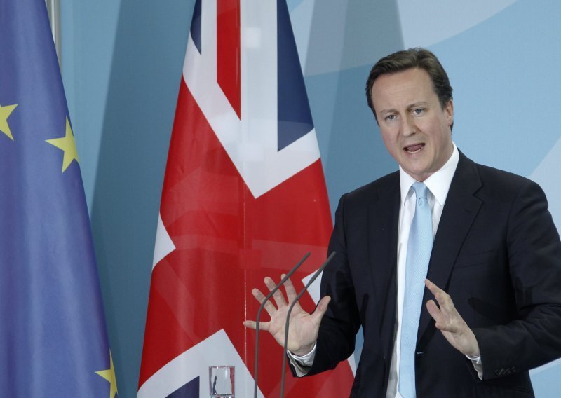 Cameron na udaru kritika zbog afere prisluškivanja