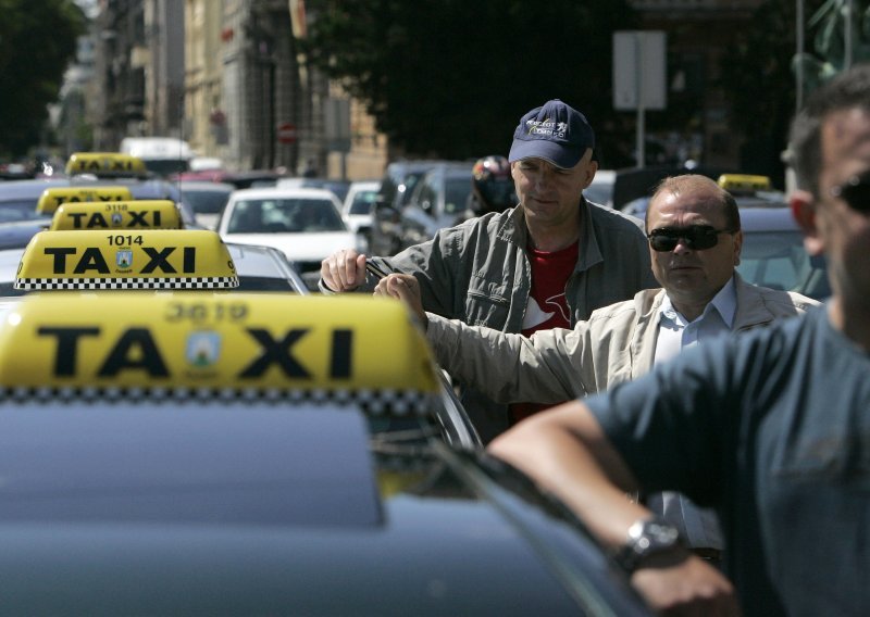 Taksisti traže obustavu odluke Skupštine