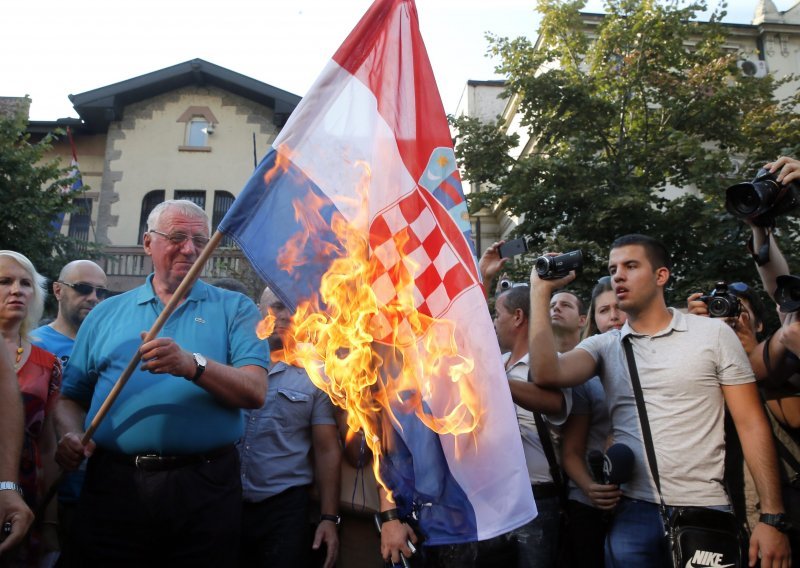 Srpska policija ne zna ništa o Šešeljevom gaženju hrvatske zastave niti ga je itko prijavio