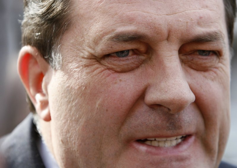 Dodik najavio tužbu protiv Ashdowna