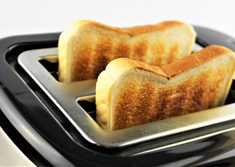 Internet luduje oko pitanja svih pitanja: Kako se pravilno reže tost?