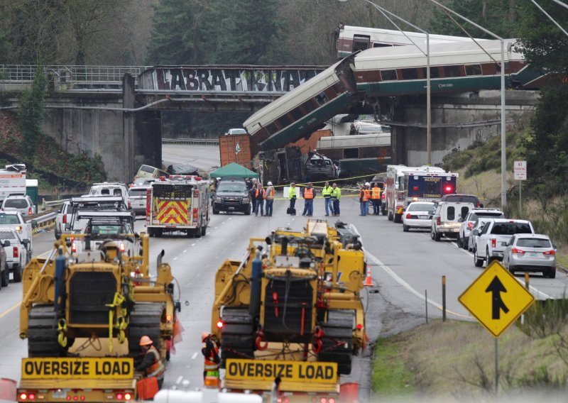 Vlak pao na autocestu, troje mrtvih i više od 100 ozlijeđenih