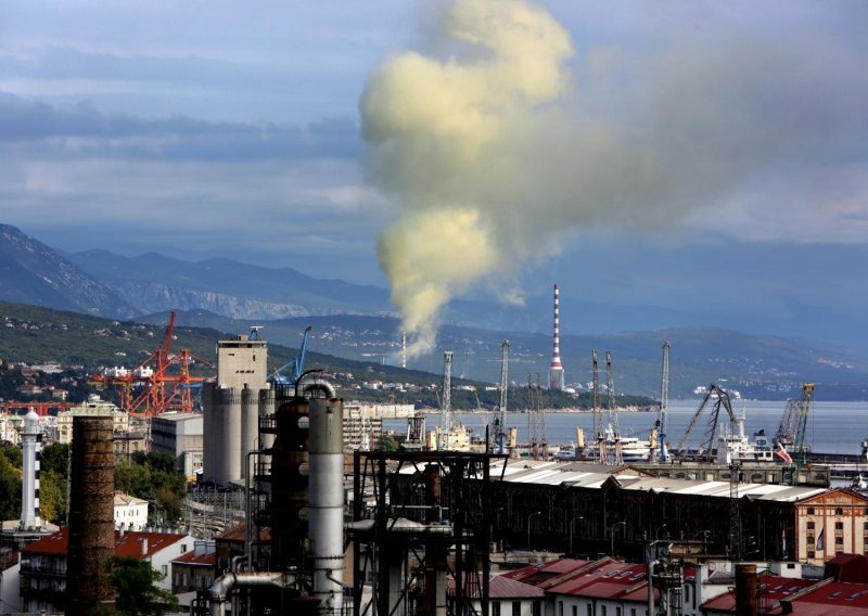 Pojačano dimljenje na centralnom dimnjaku Rafinerije nafte Rijeka, u tijeku stabilizacija sustava