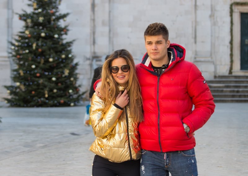 Đir po Stradunu: Mladi nogometaš i lijepa Dubrovkinja prvi put zajedno u javnosti